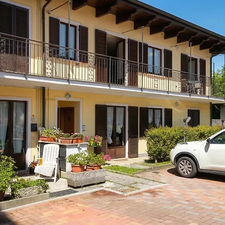 Petalo Bianco: 100m From Lake, Parking And Balcony - Happy 아파트 *