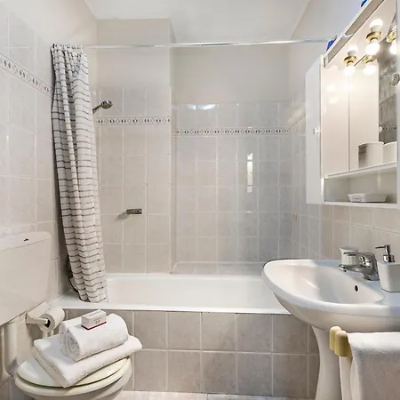 Petalo Bianco: 100m From Lake, Parking And Balcony - Happy 아파트 바메노
