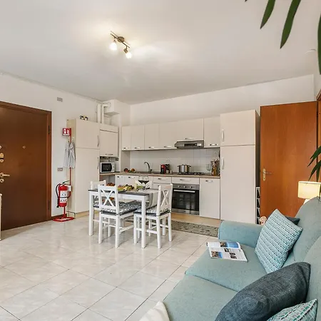 Petalo Bianco: 100m From Lake, Parking And Balcony - Happy 바메노