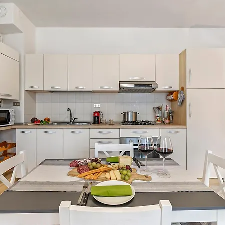 Petalo Bianco: 100m From Lake, Parking And Balcony - Happy * 바메노