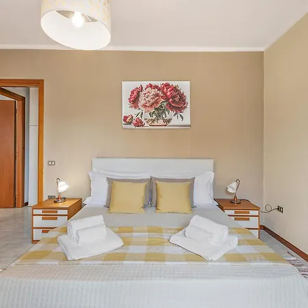 Petalo Bianco: 100m From Lake, Parking And Balcony - Happy 아파트