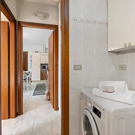 Petalo Bianco: 100m From Lake, Parking And Balcony - Happy