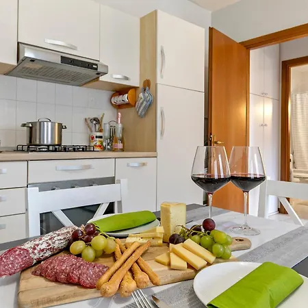 Petalo Bianco: 100m From Lake, Parking And Balcony - Happy *